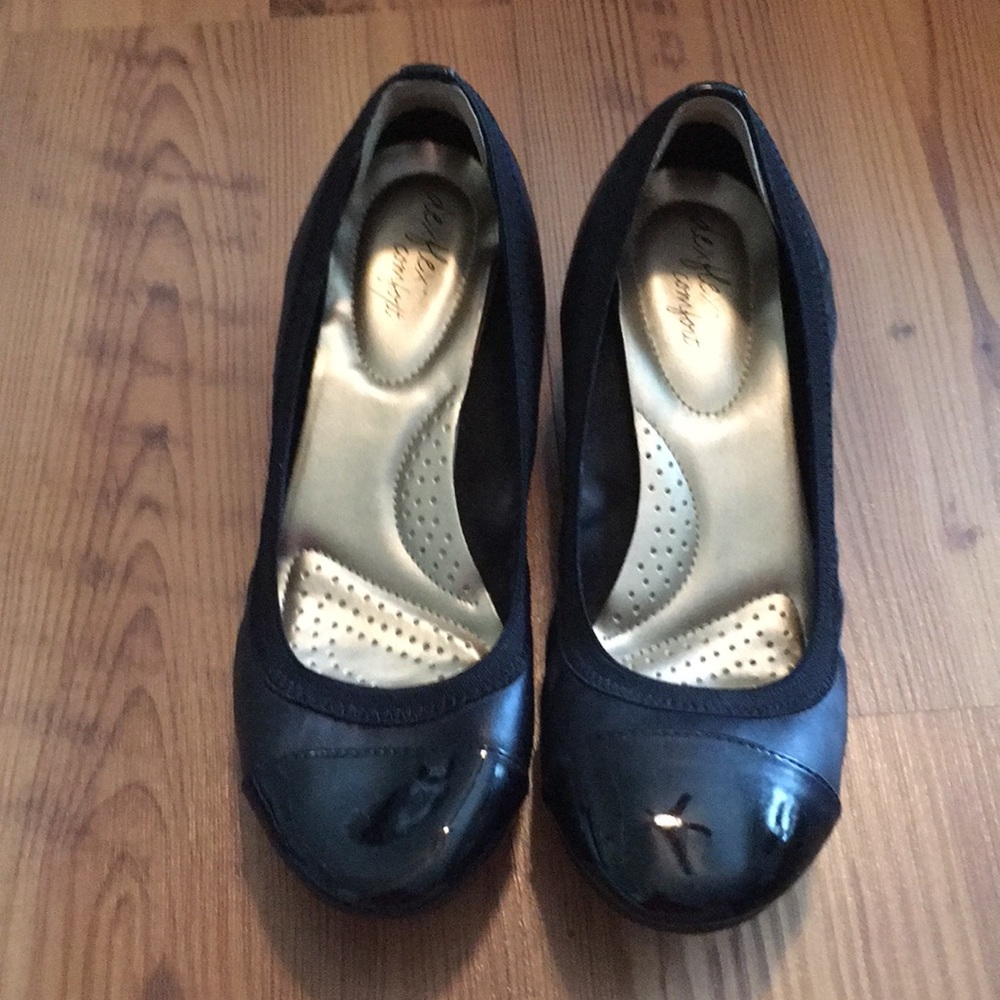 Women’s size 7.5 dexflex comfort shoe from Payless